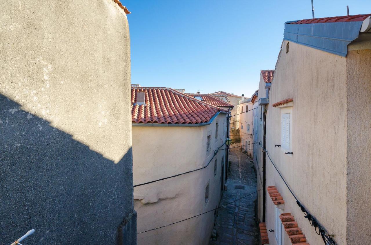 Under Ancient Roofs Vrbnik Apartamento Exterior foto