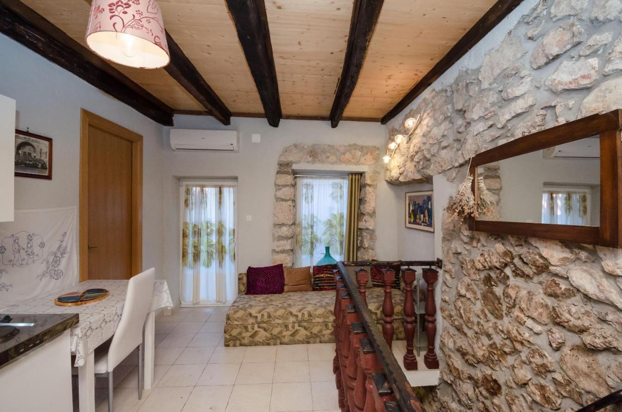 Under Ancient Roofs Vrbnik Apartamento Exterior foto